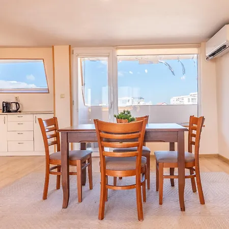 Апартамент 2-bedroom With Sea View *